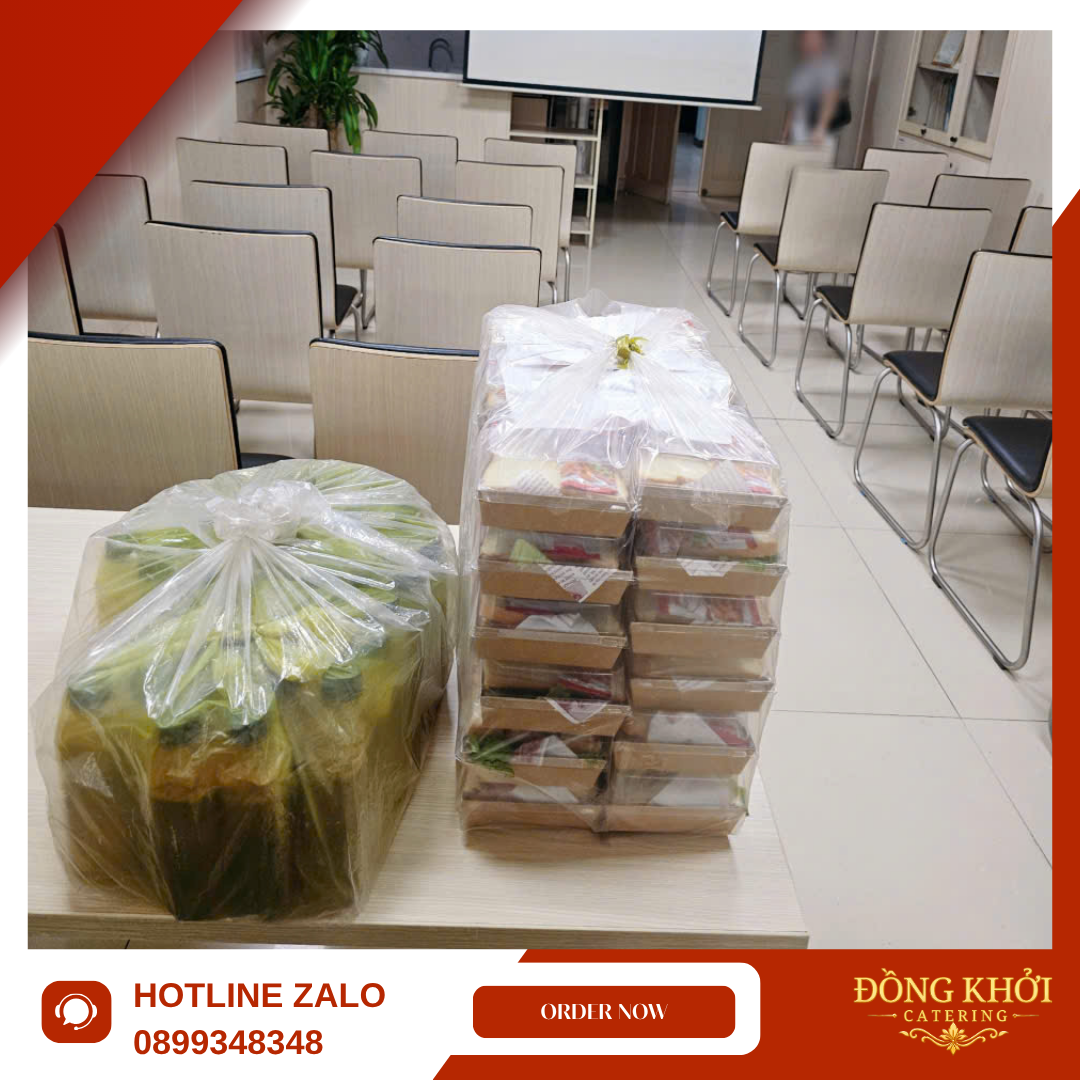 Hộp sandwich và chai nước uống được tập kết trong phòng hội nghị