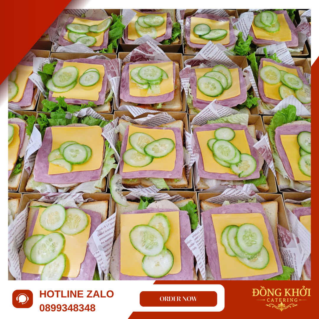 Sandwich thịt nguội, phô mai, xà lách và dưa leo trong hộp giấy kraft